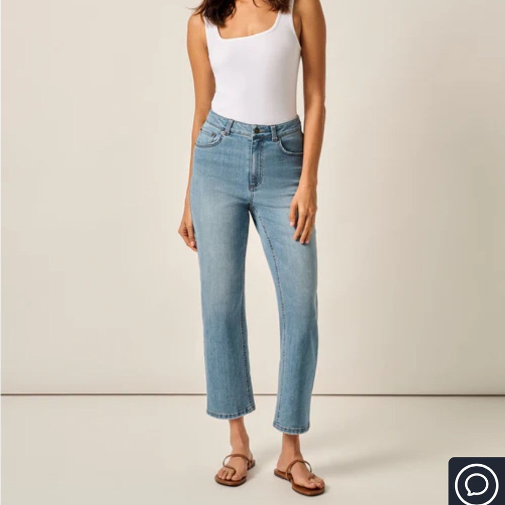 Johnnie-O Savannah Light Everyday Wash Jeans. Size 6. New with Tags.